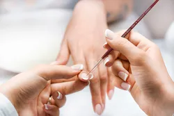 מכחול שיערה קצר למבנה אנטומי ולציור על ציפורניים מבית Rosewood - תוצרת גרמניה.